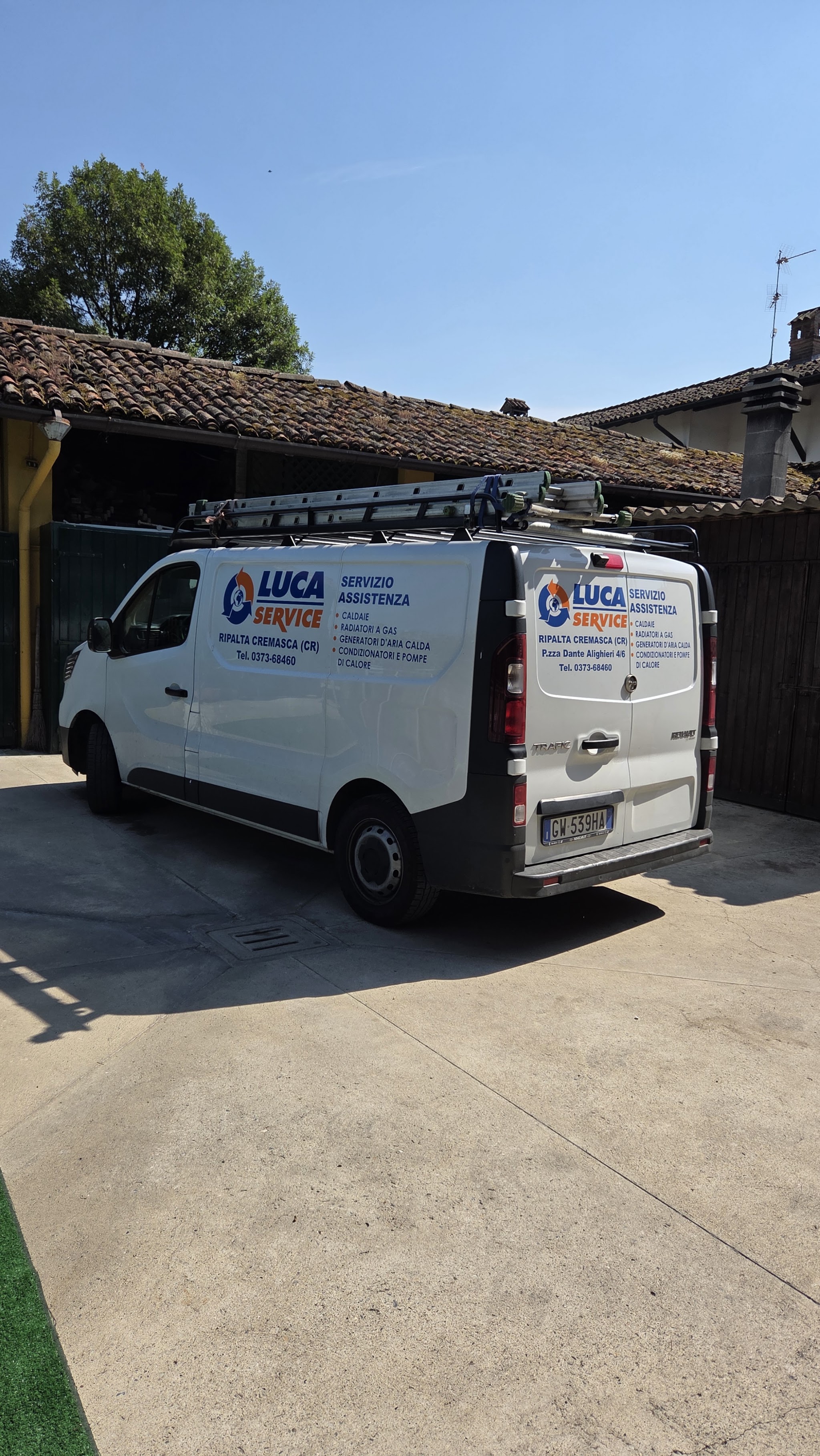 Furgone Luca Service con il nome e il recapito dell’attività