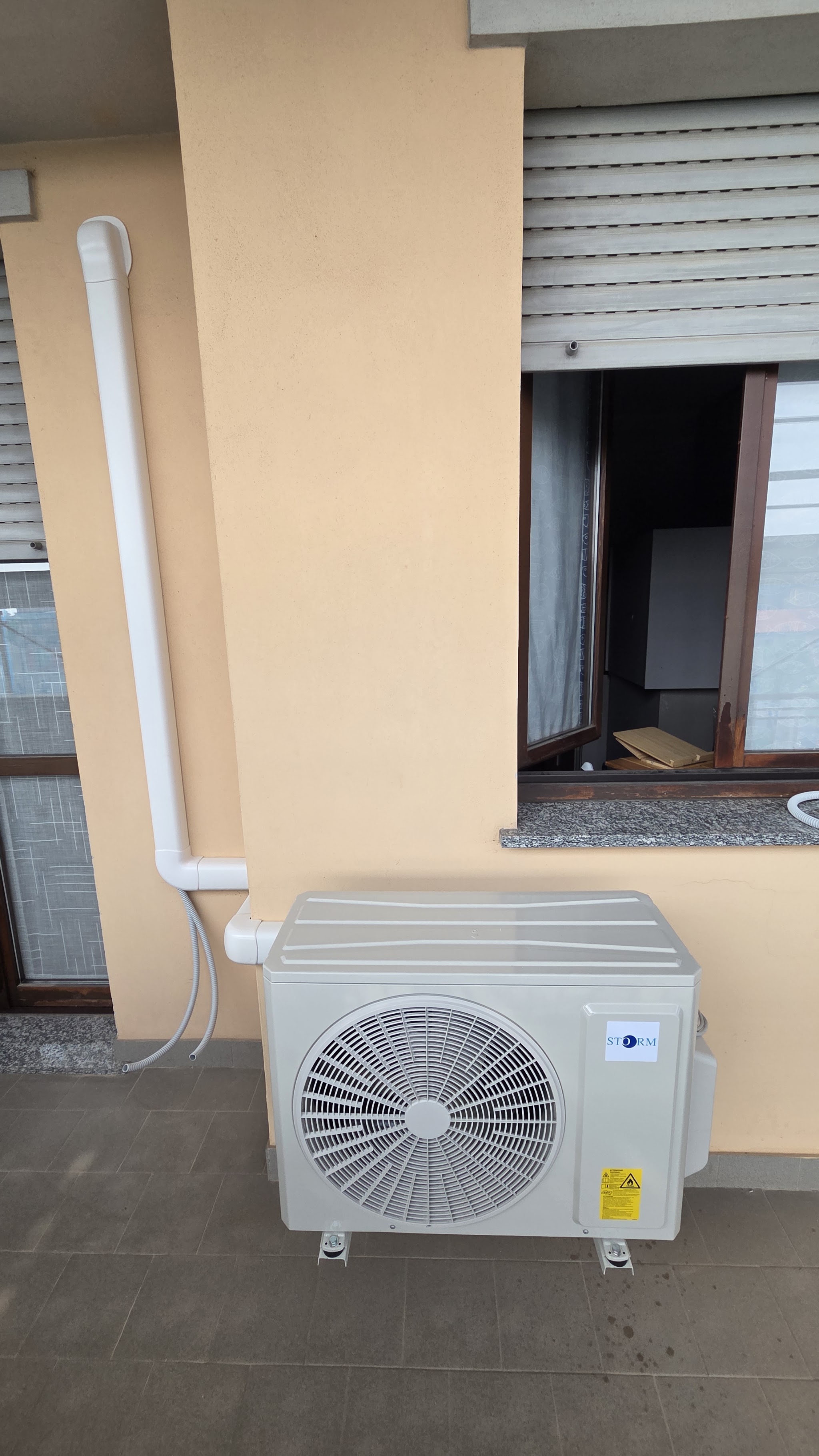 Unità esterna di climatizzazione con canalina a parete
